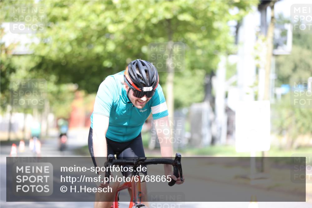 11.08.2024 - GEWOBA Citytriathlon Bremen H.Heesch http://msf.ph/oto/6768665 11.08.2024 10:41:15 Radfahren 15, 34, 84 meine-sportfotos.de