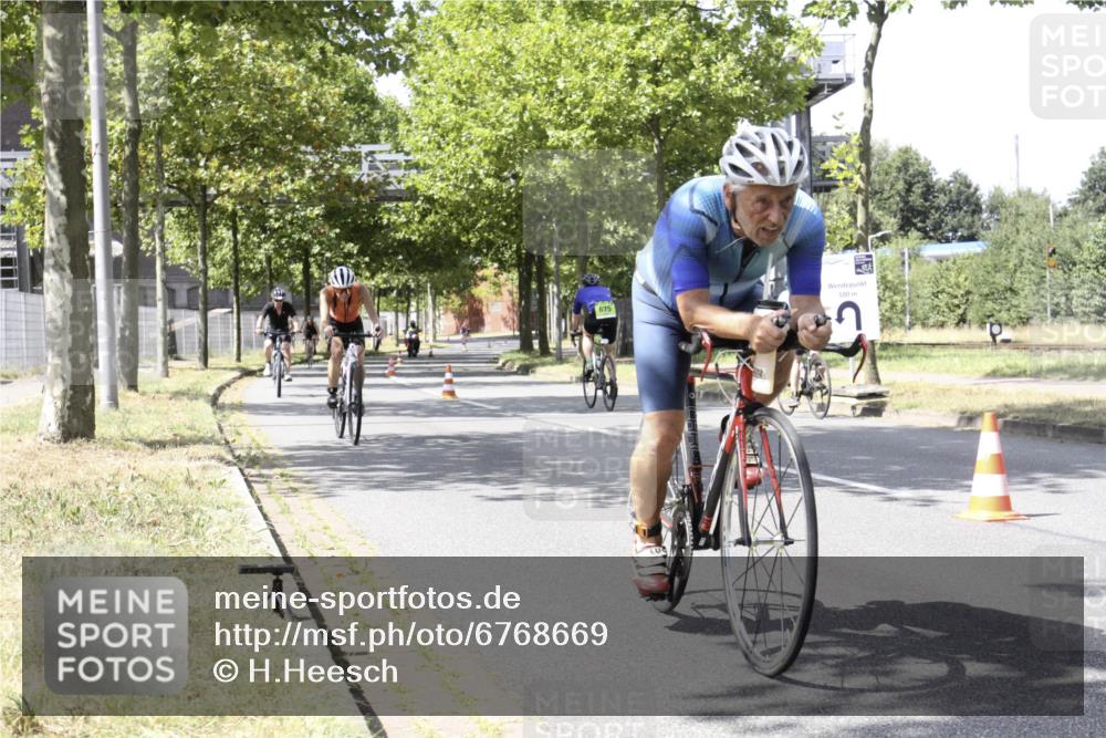 11.08.2024 - GEWOBA Citytriathlon Bremen H.Heesch http://msf.ph/oto/6768669 11.08.2024 13:37:08 Radfahren 369, 397, 466, 552, 557, 559, 587, 629, 654, 688, xxx meine-sportfotos.de