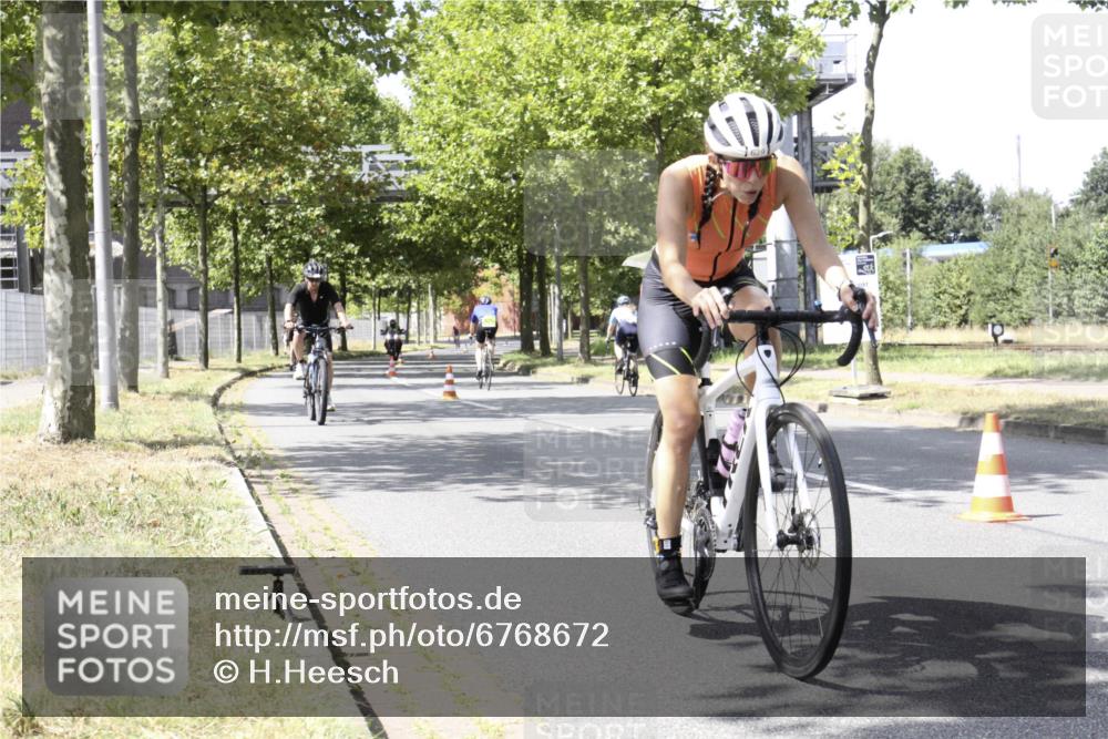 11.08.2024 - GEWOBA Citytriathlon Bremen H.Heesch http://msf.ph/oto/6768672 11.08.2024 13:37:09 Radfahren 369, 397, 466, 552, 557, 559, 587, 629, 654, 688, xxx meine-sportfotos.de