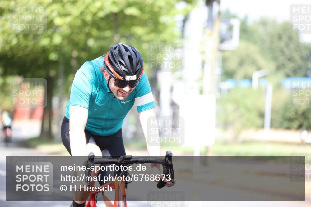 11.08.2024 - GEWOBA Citytriathlon Bremen H.Heesch http://msf.ph/oto/6768673 11.08.2024 10:41:15 Radfahren 15, 34, 84 meine-sportfotos.de