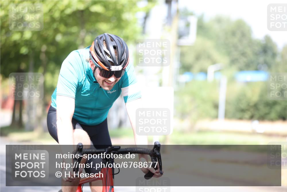 11.08.2024 - GEWOBA Citytriathlon Bremen H.Heesch http://msf.ph/oto/6768677 11.08.2024 10:41:15 Radfahren 15, 34, 84 meine-sportfotos.de