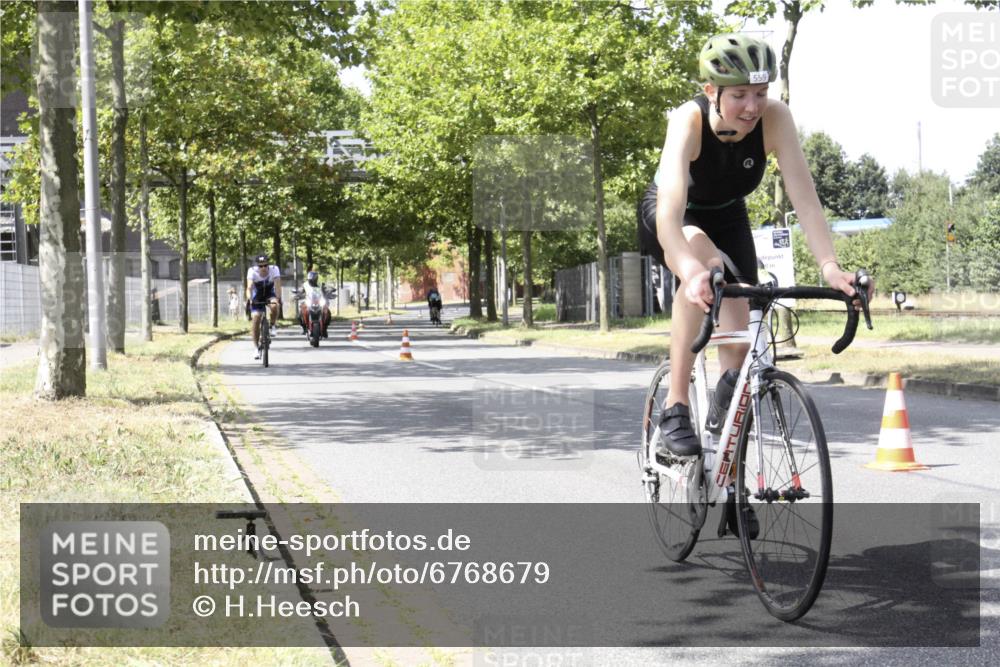 11.08.2024 - GEWOBA Citytriathlon Bremen H.Heesch http://msf.ph/oto/6768679 11.08.2024 13:37:14 Radfahren 369, 397, 552, 557, 559, 587, 629, 654, 688, xxx meine-sportfotos.de
