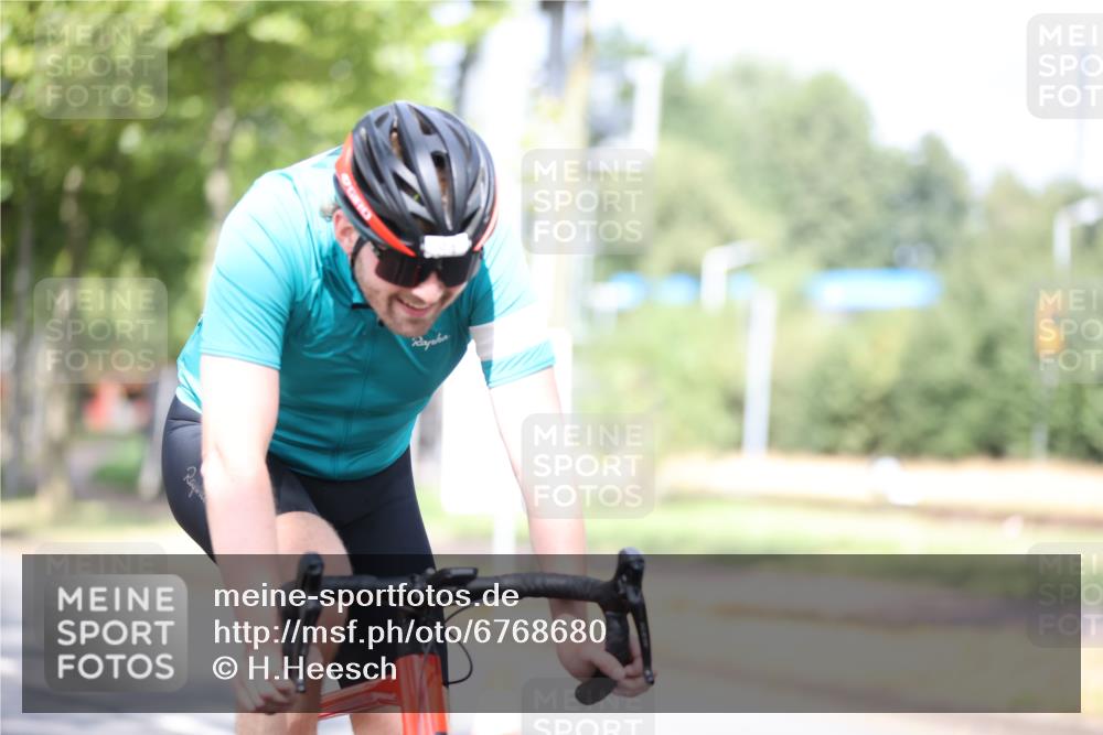 11.08.2024 - GEWOBA Citytriathlon Bremen H.Heesch http://msf.ph/oto/6768680 11.08.2024 10:41:15 Radfahren 15, 34, 84 meine-sportfotos.de