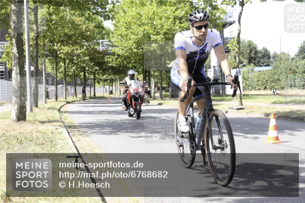 11.08.2024 - GEWOBA Citytriathlon Bremen H.Heesch http://msf.ph/oto/6768682 11.08.2024 13:37:16 Radfahren 369, 397, 552, 557, 559, 587, 629, 688, xxx meine-sportfotos.de