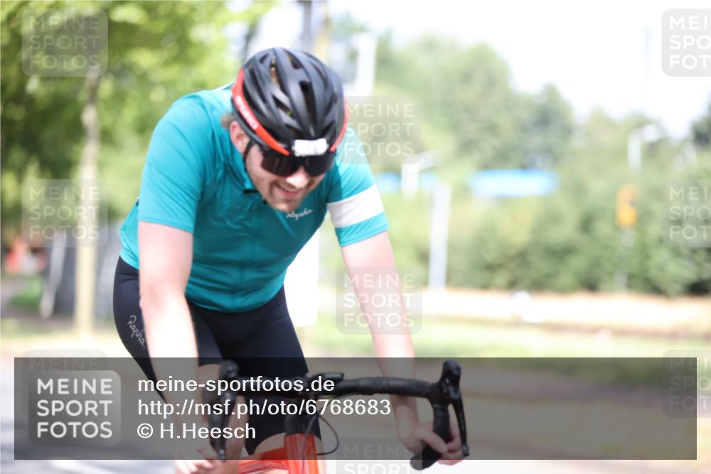 11.08.2024 - GEWOBA Citytriathlon Bremen H.Heesch http://msf.ph/oto/6768683 11.08.2024 10:41:15 Radfahren 15, 34, 84 meine-sportfotos.de