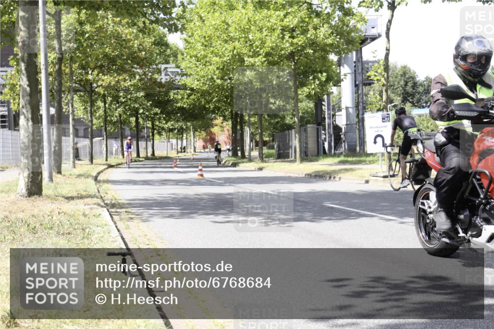 11.08.2024 - GEWOBA Citytriathlon Bremen H.Heesch http://msf.ph/oto/6768684 11.08.2024 13:37:17 Radfahren 369, 397, 557, 559, 587, 629, 688, xxx meine-sportfotos.de