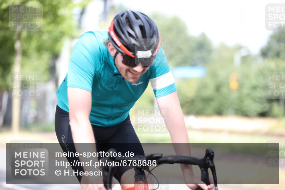 11.08.2024 - GEWOBA Citytriathlon Bremen H.Heesch http://msf.ph/oto/6768686 11.08.2024 10:41:15 Radfahren 15, 34, 84 meine-sportfotos.de