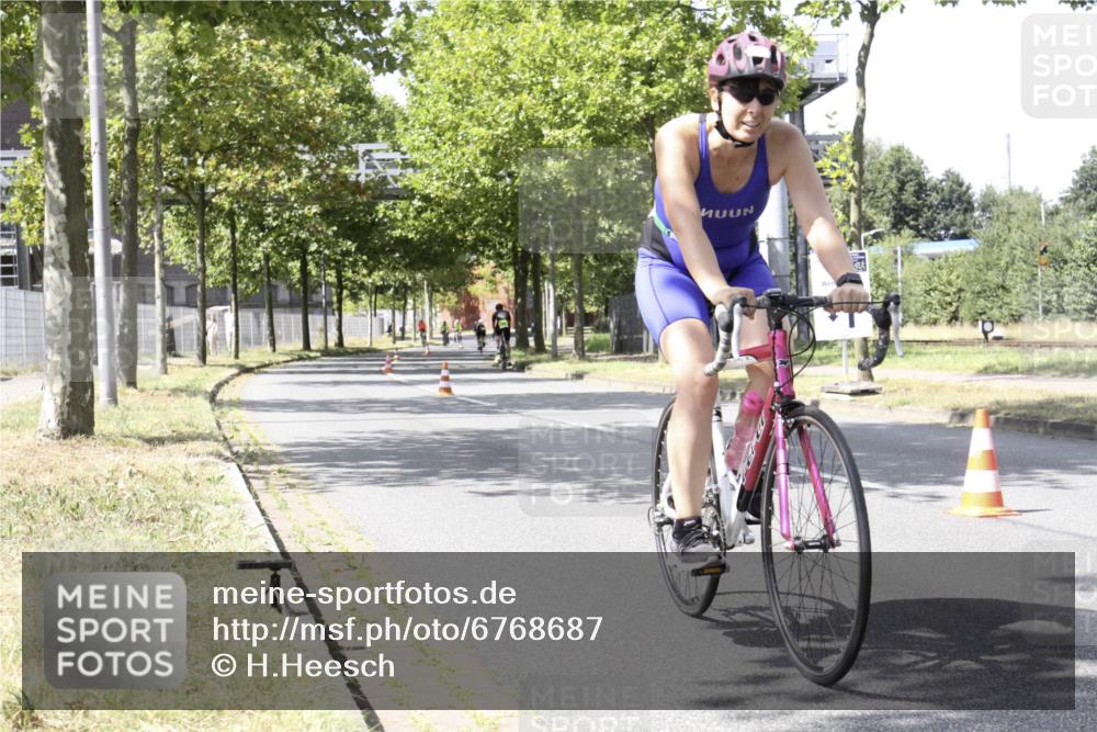 11.08.2024 - GEWOBA Citytriathlon Bremen H.Heesch http://msf.ph/oto/6768687 11.08.2024 13:37:21 Radfahren 367, 397, 407, 533, 559, 615, 629, xxx meine-sportfotos.de