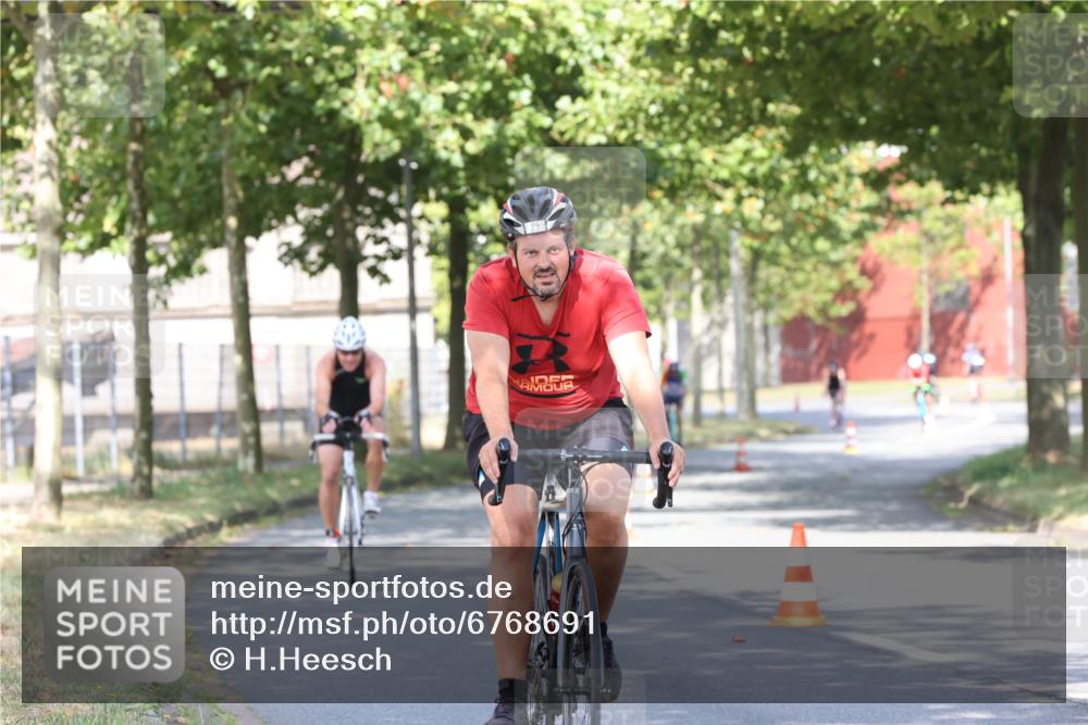 11.08.2024 - GEWOBA Citytriathlon Bremen H.Heesch http://msf.ph/oto/6768691 11.08.2024 10:24:04 Radfahren 17, 21, 23, 33, 37, 44, 50, 51, 70, 80, 101, 116 meine-sportfotos.de