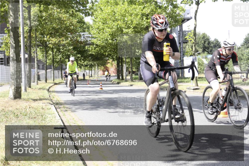 11.08.2024 - GEWOBA Citytriathlon Bremen H.Heesch http://msf.ph/oto/6768696 11.08.2024 13:37:33 Radfahren 367, 407, 533, 553, 605, 615, 656, 667, xxx meine-sportfotos.de