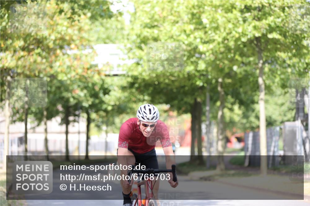 11.08.2024 - GEWOBA Citytriathlon Bremen H.Heesch http://msf.ph/oto/6768703 11.08.2024 10:41:19 Radfahren 15, 34, 84 meine-sportfotos.de