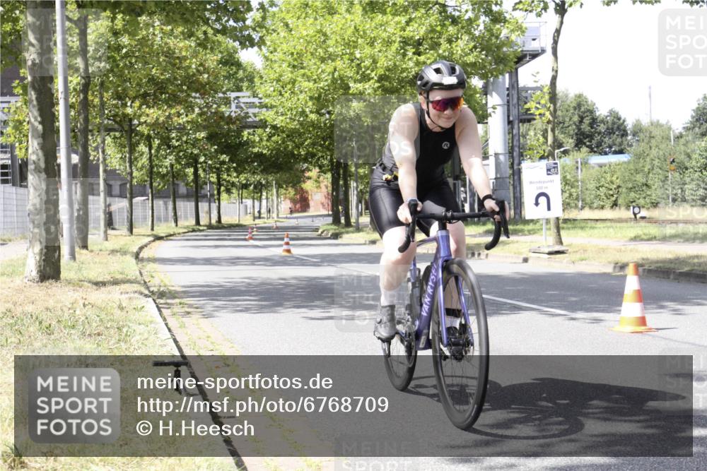 11.08.2024 - GEWOBA Citytriathlon Bremen H.Heesch http://msf.ph/oto/6768709 11.08.2024 13:37:41 Radfahren 367, 407, 533, 553, 605, 615, 656, 667, xxx meine-sportfotos.de