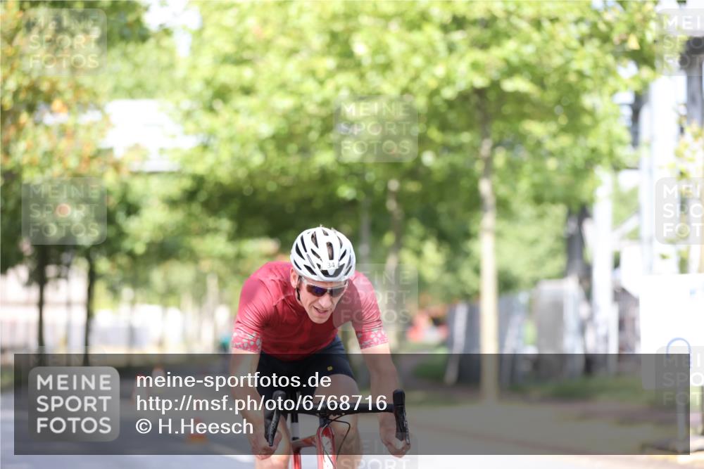11.08.2024 - GEWOBA Citytriathlon Bremen H.Heesch http://msf.ph/oto/6768716 11.08.2024 10:41:20 Radfahren 15, 34, 84 meine-sportfotos.de