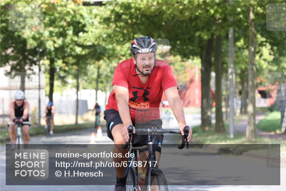 11.08.2024 - GEWOBA Citytriathlon Bremen H.Heesch http://msf.ph/oto/6768717 11.08.2024 10:24:04 Radfahren 17, 21, 23, 33, 37, 44, 50, 51, 70, 80, 101, 116 meine-sportfotos.de