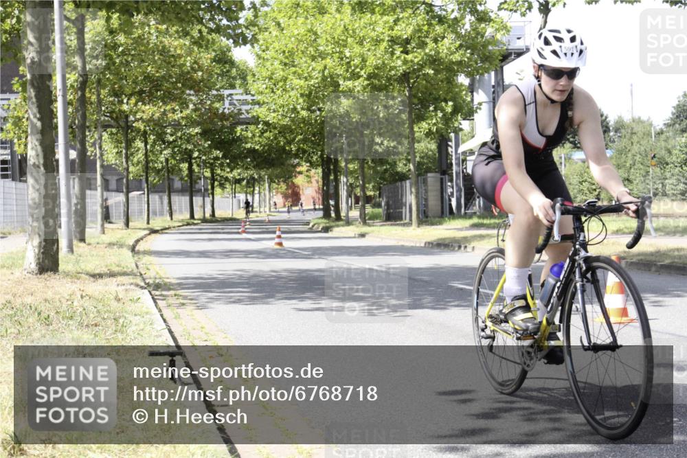 11.08.2024 - GEWOBA Citytriathlon Bremen H.Heesch http://msf.ph/oto/6768718 11.08.2024 13:38:08 Radfahren 424, 522, 591, 655, 675 meine-sportfotos.de