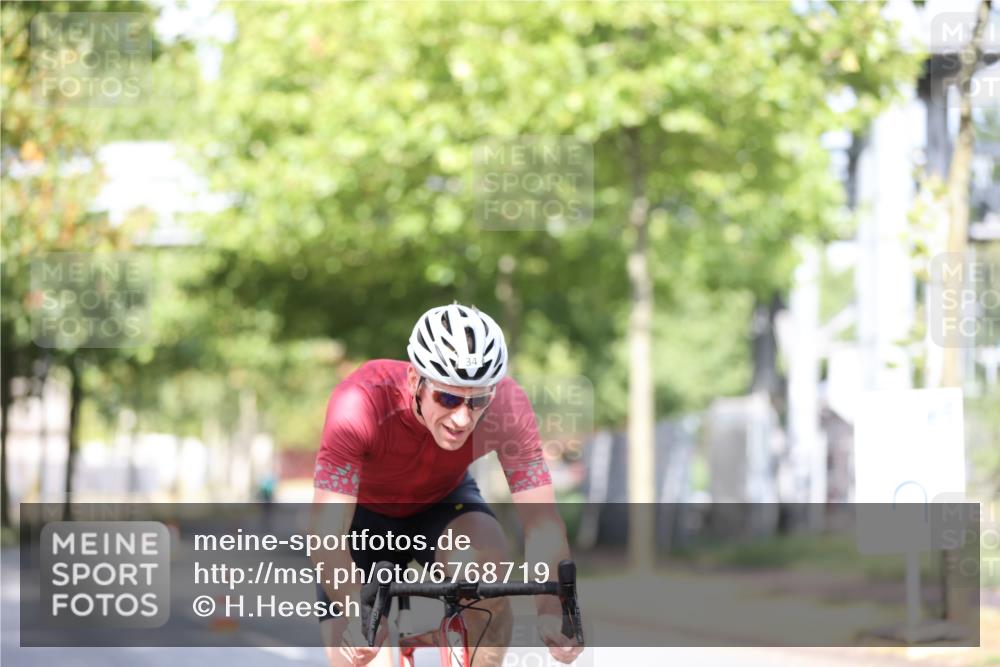 11.08.2024 - GEWOBA Citytriathlon Bremen H.Heesch http://msf.ph/oto/6768719 11.08.2024 10:41:20 Radfahren 15, 34, 84 meine-sportfotos.de