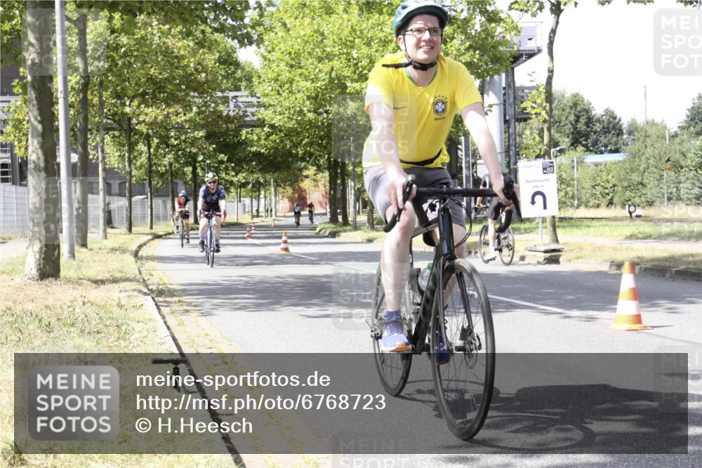 11.08.2024 - GEWOBA Citytriathlon Bremen H.Heesch http://msf.ph/oto/6768723 11.08.2024 13:38:21 Radfahren 405, 424, 522, 604 meine-sportfotos.de