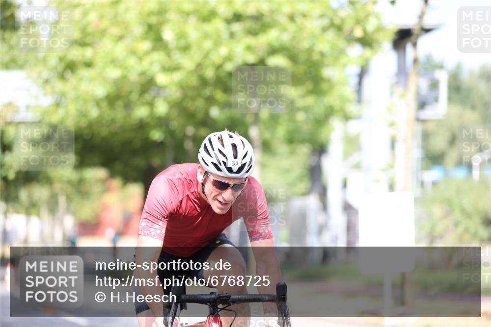 11.08.2024 - GEWOBA Citytriathlon Bremen H.Heesch http://msf.ph/oto/6768725 11.08.2024 10:41:20 Radfahren 15, 34, 84 meine-sportfotos.de