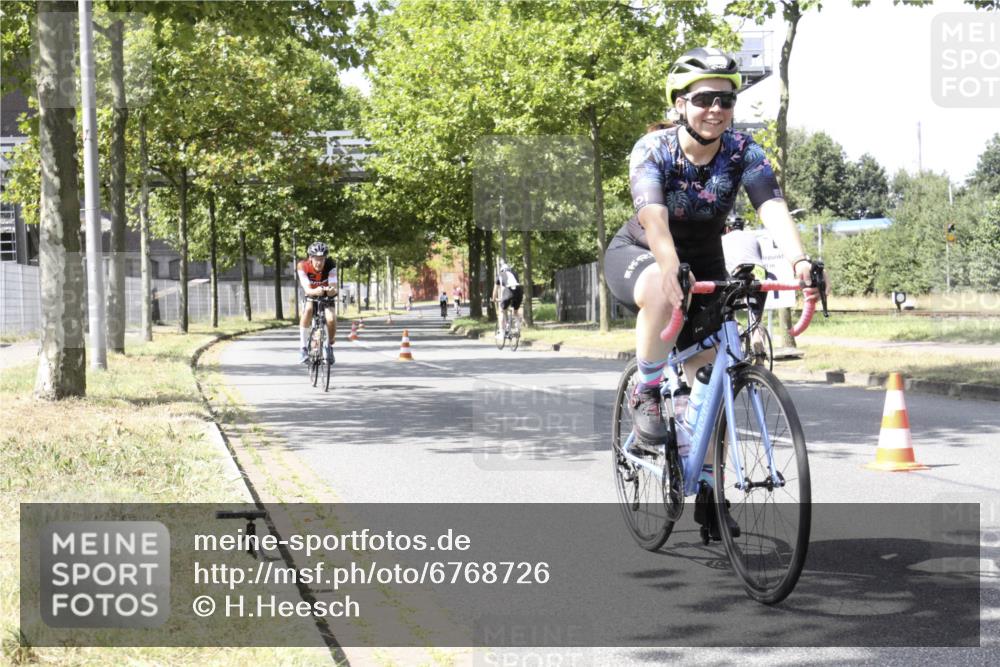 11.08.2024 - GEWOBA Citytriathlon Bremen H.Heesch http://msf.ph/oto/6768726 11.08.2024 13:38:23 Radfahren 405, 424, 522, 604 meine-sportfotos.de
