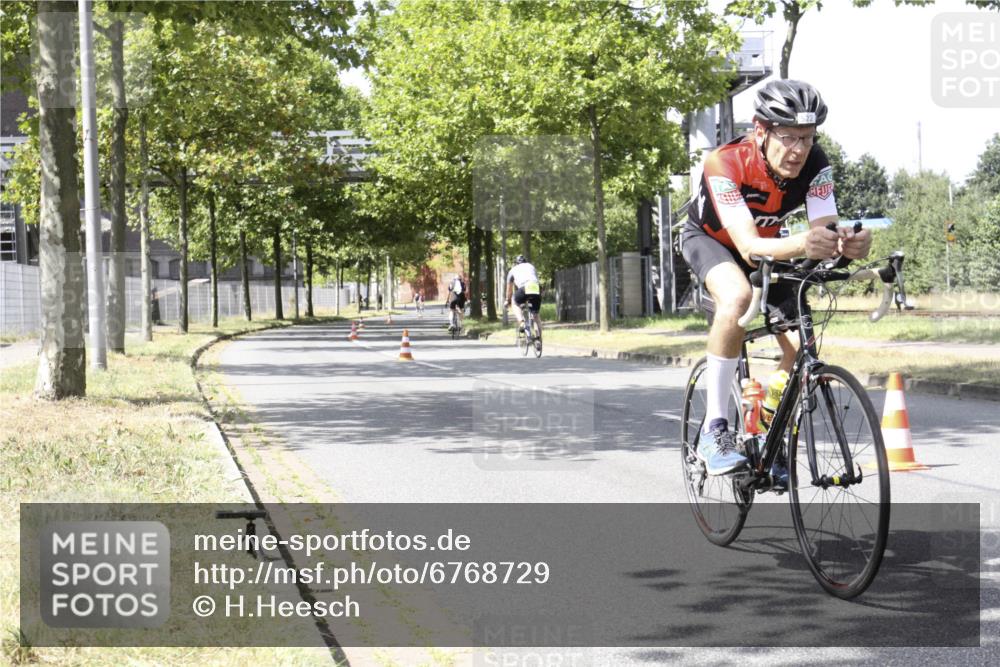 11.08.2024 - GEWOBA Citytriathlon Bremen H.Heesch http://msf.ph/oto/6768729 11.08.2024 13:38:24 Radfahren 405, 424, 522, 604 meine-sportfotos.de