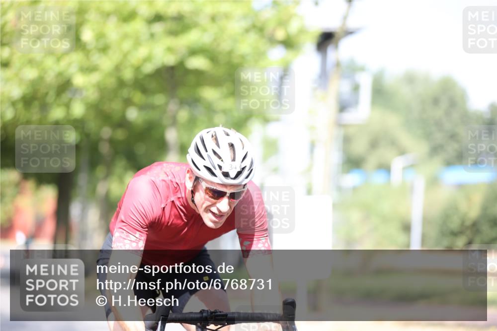 11.08.2024 - GEWOBA Citytriathlon Bremen H.Heesch http://msf.ph/oto/6768731 11.08.2024 10:41:20 Radfahren 15, 34, 84 meine-sportfotos.de