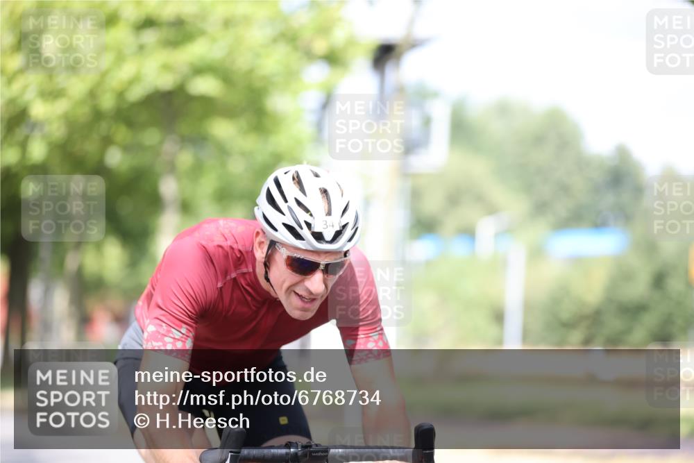 11.08.2024 - GEWOBA Citytriathlon Bremen H.Heesch http://msf.ph/oto/6768734 11.08.2024 10:41:20 Radfahren 15, 34, 84 meine-sportfotos.de