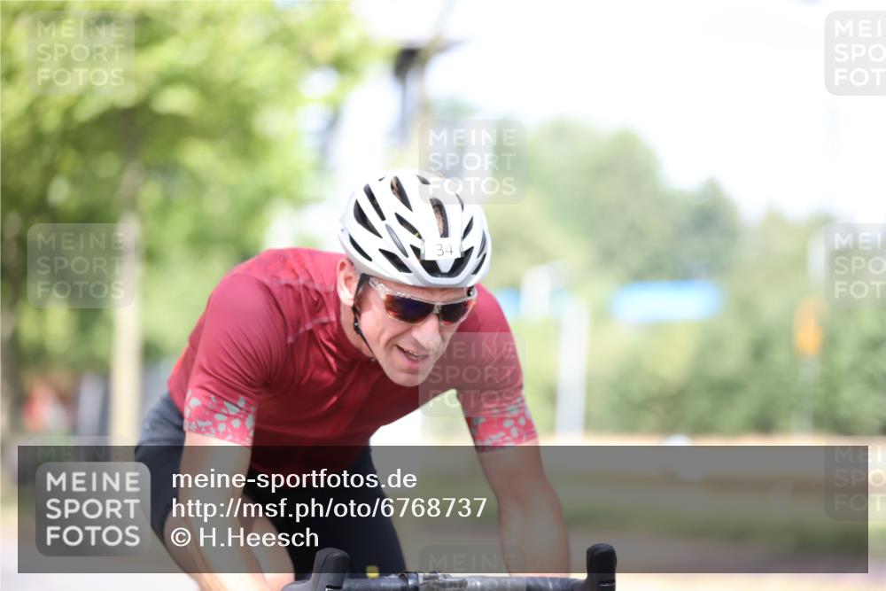 11.08.2024 - GEWOBA Citytriathlon Bremen H.Heesch http://msf.ph/oto/6768737 11.08.2024 10:41:20 Radfahren 15, 34, 84 meine-sportfotos.de