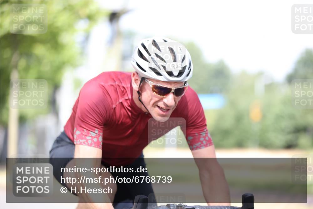 11.08.2024 - GEWOBA Citytriathlon Bremen H.Heesch http://msf.ph/oto/6768739 11.08.2024 10:41:20 Radfahren 15, 34, 84 meine-sportfotos.de
