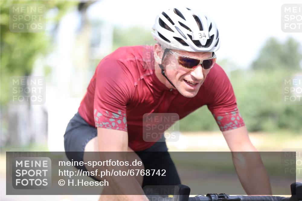 11.08.2024 - GEWOBA Citytriathlon Bremen H.Heesch http://msf.ph/oto/6768742 11.08.2024 10:41:20 Radfahren 15, 34, 84 meine-sportfotos.de