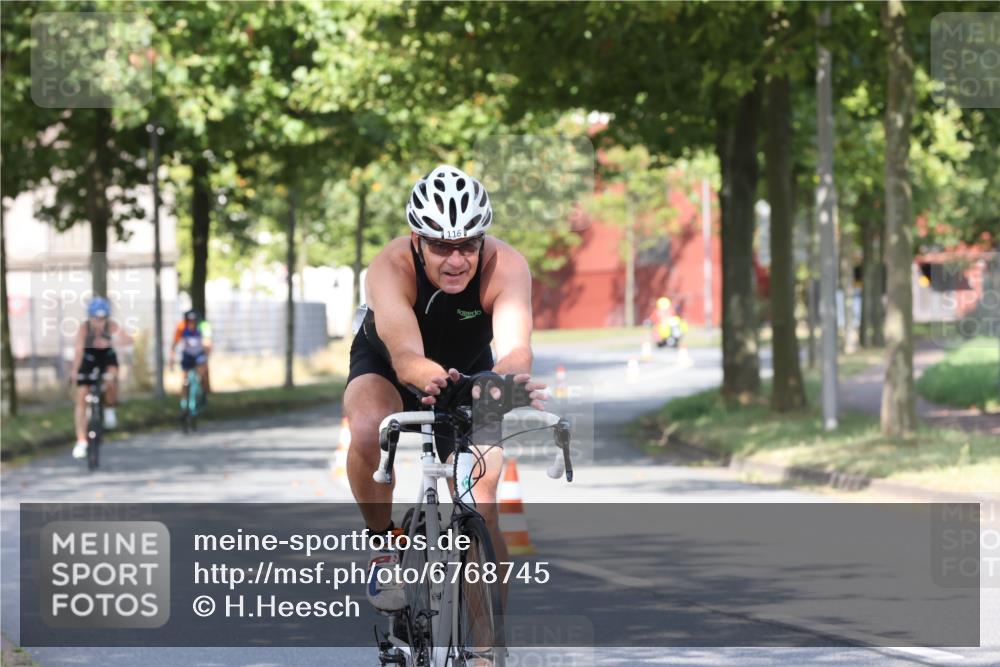 11.08.2024 - GEWOBA Citytriathlon Bremen H.Heesch http://msf.ph/oto/6768745 11.08.2024 10:24:06 Radfahren 23, 33, 37, 44, 50, 51, 70, 80, 101, 116 meine-sportfotos.de