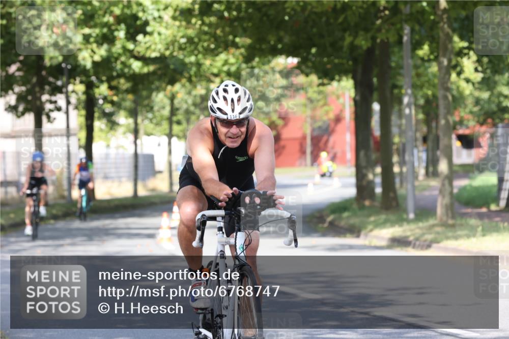 11.08.2024 - GEWOBA Citytriathlon Bremen H.Heesch http://msf.ph/oto/6768747 11.08.2024 10:24:06 Radfahren 23, 33, 37, 44, 50, 51, 70, 80, 101, 116 meine-sportfotos.de
