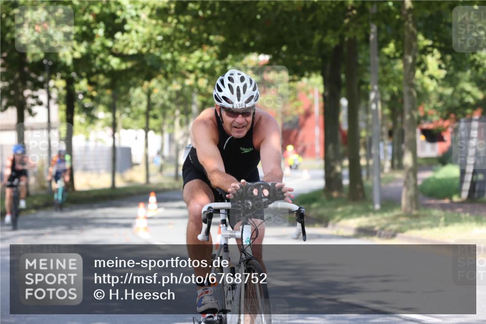 11.08.2024 - GEWOBA Citytriathlon Bremen H.Heesch http://msf.ph/oto/6768752 11.08.2024 10:24:06 Radfahren 23, 33, 37, 44, 50, 51, 70, 80, 101, 116 meine-sportfotos.de