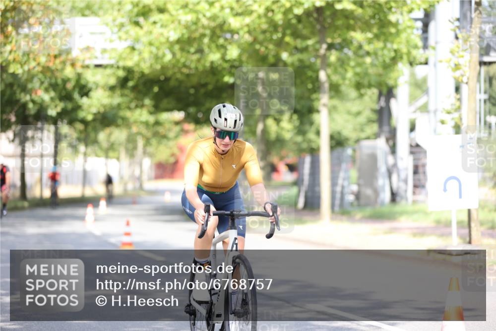 11.08.2024 - GEWOBA Citytriathlon Bremen H.Heesch http://msf.ph/oto/6768757 11.08.2024 10:41:37 Radfahren 7, 35, 47, 110 meine-sportfotos.de