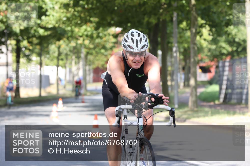 11.08.2024 - GEWOBA Citytriathlon Bremen H.Heesch http://msf.ph/oto/6768762 11.08.2024 10:24:07 Radfahren 23, 33, 37, 44, 50, 51, 70, 80, 101, 116 meine-sportfotos.de