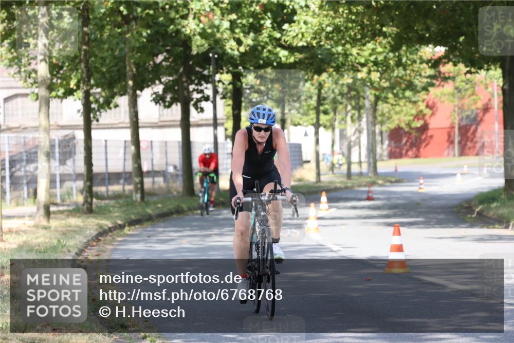 11.08.2024 - GEWOBA Citytriathlon Bremen H.Heesch http://msf.ph/oto/6768768 11.08.2024 10:24:10 Radfahren 23, 33, 37, 44, 51, 80, 101, 116 meine-sportfotos.de