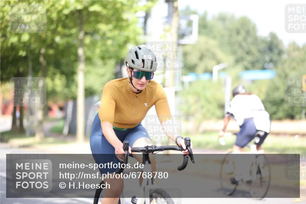 11.08.2024 - GEWOBA Citytriathlon Bremen H.Heesch http://msf.ph/oto/6768780 11.08.2024 10:41:37 Radfahren 7, 35, 47, 110 meine-sportfotos.de