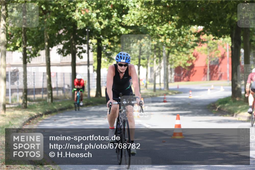 11.08.2024 - GEWOBA Citytriathlon Bremen H.Heesch http://msf.ph/oto/6768782 11.08.2024 10:24:10 Radfahren 23, 33, 37, 44, 51, 80, 101, 116 meine-sportfotos.de