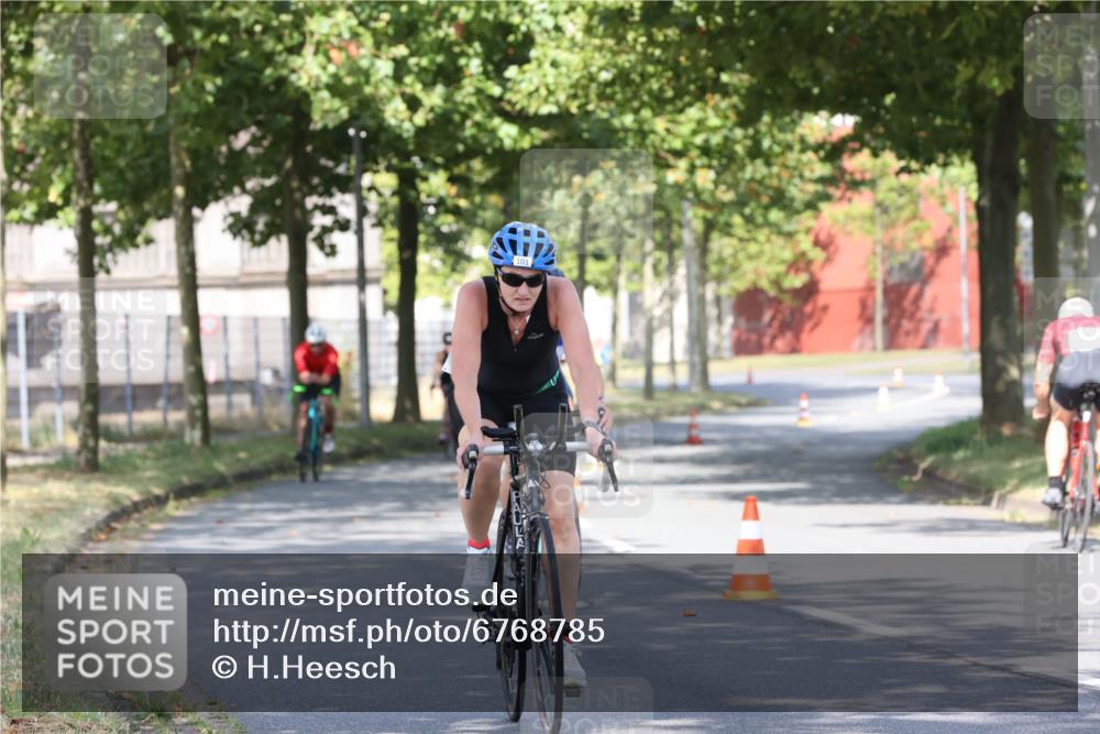 11.08.2024 - GEWOBA Citytriathlon Bremen H.Heesch http://msf.ph/oto/6768785 11.08.2024 10:24:10 Radfahren 23, 33, 37, 44, 51, 80, 101, 116 meine-sportfotos.de
