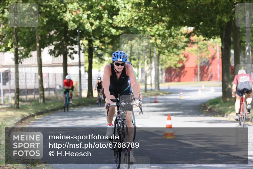11.08.2024 - GEWOBA Citytriathlon Bremen H.Heesch http://msf.ph/oto/6768789 11.08.2024 10:24:10 Radfahren 23, 33, 37, 44, 51, 80, 101, 116 meine-sportfotos.de
