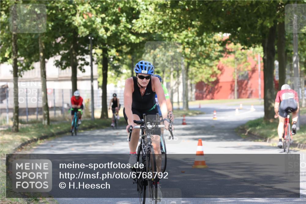 11.08.2024 - GEWOBA Citytriathlon Bremen H.Heesch http://msf.ph/oto/6768792 11.08.2024 10:24:10 Radfahren 23, 33, 37, 44, 51, 80, 101, 116 meine-sportfotos.de