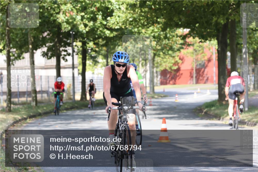 11.08.2024 - GEWOBA Citytriathlon Bremen H.Heesch http://msf.ph/oto/6768794 11.08.2024 10:24:10 Radfahren 23, 33, 37, 44, 51, 80, 101, 116 meine-sportfotos.de