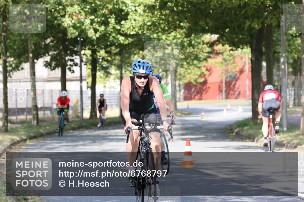 11.08.2024 - GEWOBA Citytriathlon Bremen H.Heesch http://msf.ph/oto/6768797 11.08.2024 10:24:10 Radfahren 23, 33, 37, 44, 51, 80, 101, 116 meine-sportfotos.de