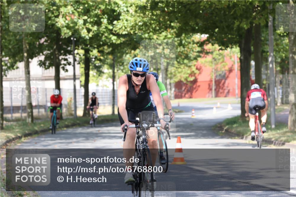 11.08.2024 - GEWOBA Citytriathlon Bremen H.Heesch http://msf.ph/oto/6768800 11.08.2024 10:24:10 Radfahren 23, 33, 37, 44, 51, 80, 101, 116 meine-sportfotos.de