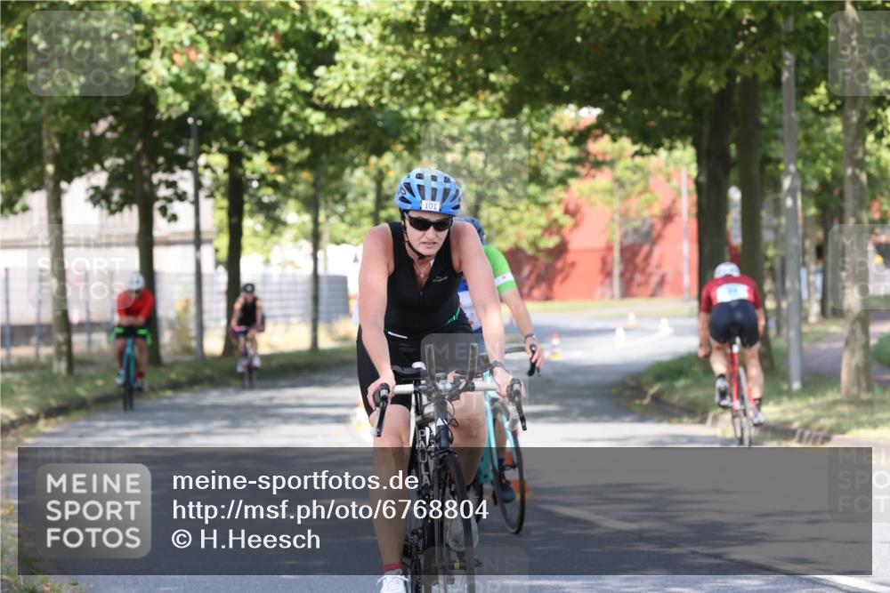 11.08.2024 - GEWOBA Citytriathlon Bremen H.Heesch http://msf.ph/oto/6768804 11.08.2024 10:24:10 Radfahren 23, 33, 37, 44, 51, 80, 101, 116 meine-sportfotos.de