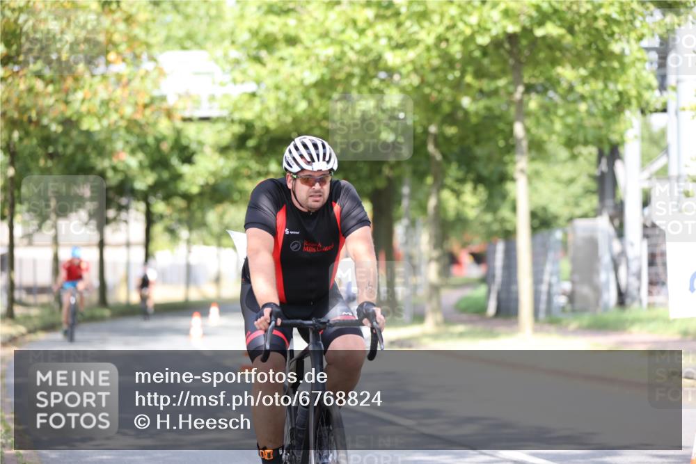11.08.2024 - GEWOBA Citytriathlon Bremen H.Heesch http://msf.ph/oto/6768824 11.08.2024 10:41:40 Radfahren 7, 35, 47, 102, 110 meine-sportfotos.de