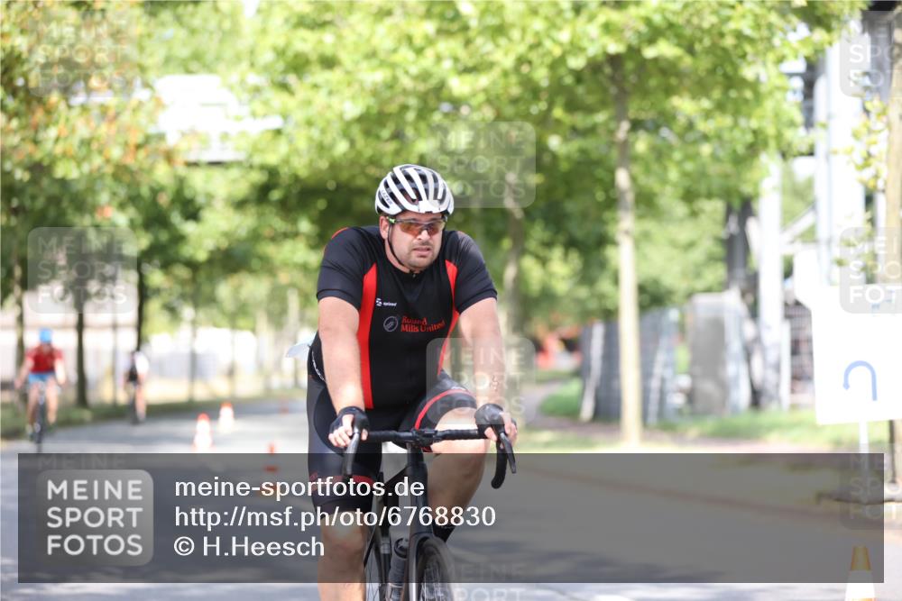 11.08.2024 - GEWOBA Citytriathlon Bremen H.Heesch http://msf.ph/oto/6768830 11.08.2024 10:41:40 Radfahren 7, 35, 47, 102, 110 meine-sportfotos.de