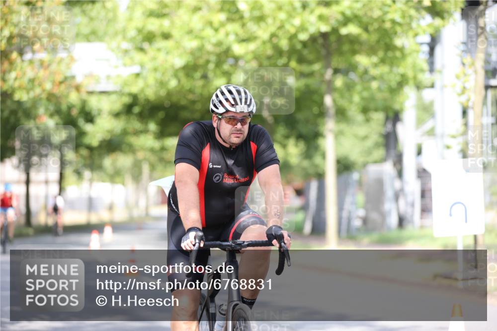 11.08.2024 - GEWOBA Citytriathlon Bremen H.Heesch http://msf.ph/oto/6768831 11.08.2024 10:41:40 Radfahren 7, 35, 47, 102, 110 meine-sportfotos.de