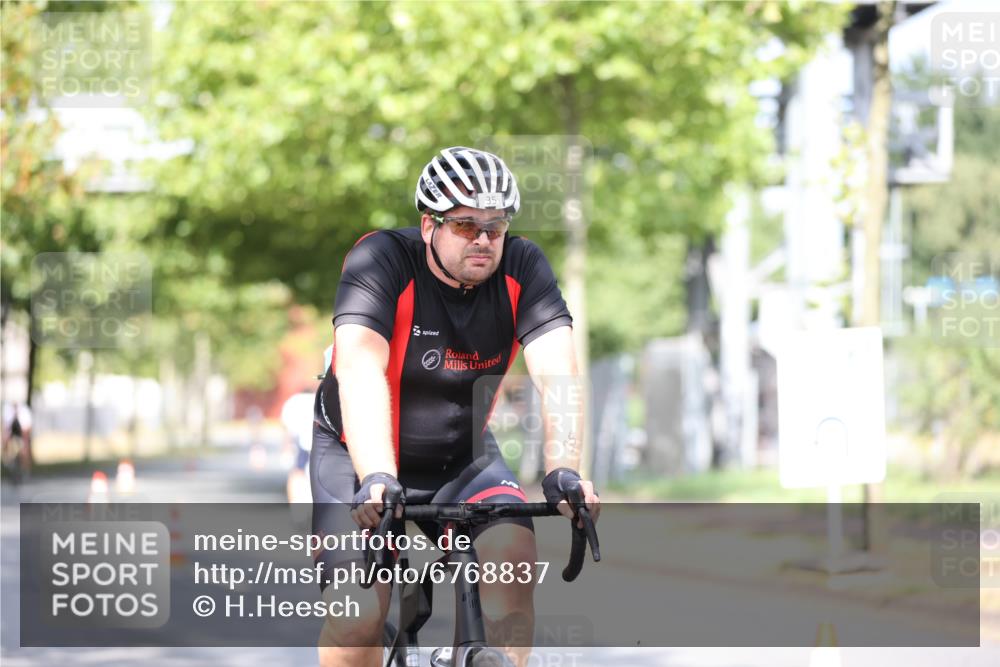 11.08.2024 - GEWOBA Citytriathlon Bremen H.Heesch http://msf.ph/oto/6768837 11.08.2024 10:41:40 Radfahren 7, 35, 47, 102, 110 meine-sportfotos.de
