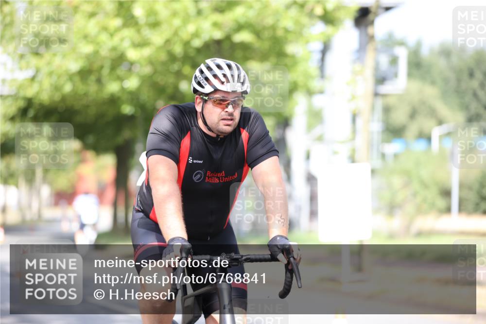 11.08.2024 - GEWOBA Citytriathlon Bremen H.Heesch http://msf.ph/oto/6768841 11.08.2024 10:41:40 Radfahren 7, 35, 47, 102, 110 meine-sportfotos.de