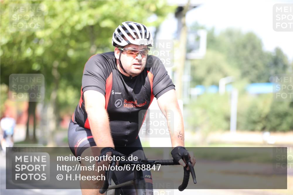 11.08.2024 - GEWOBA Citytriathlon Bremen H.Heesch http://msf.ph/oto/6768847 11.08.2024 10:41:40 Radfahren 7, 35, 47, 102, 110 meine-sportfotos.de
